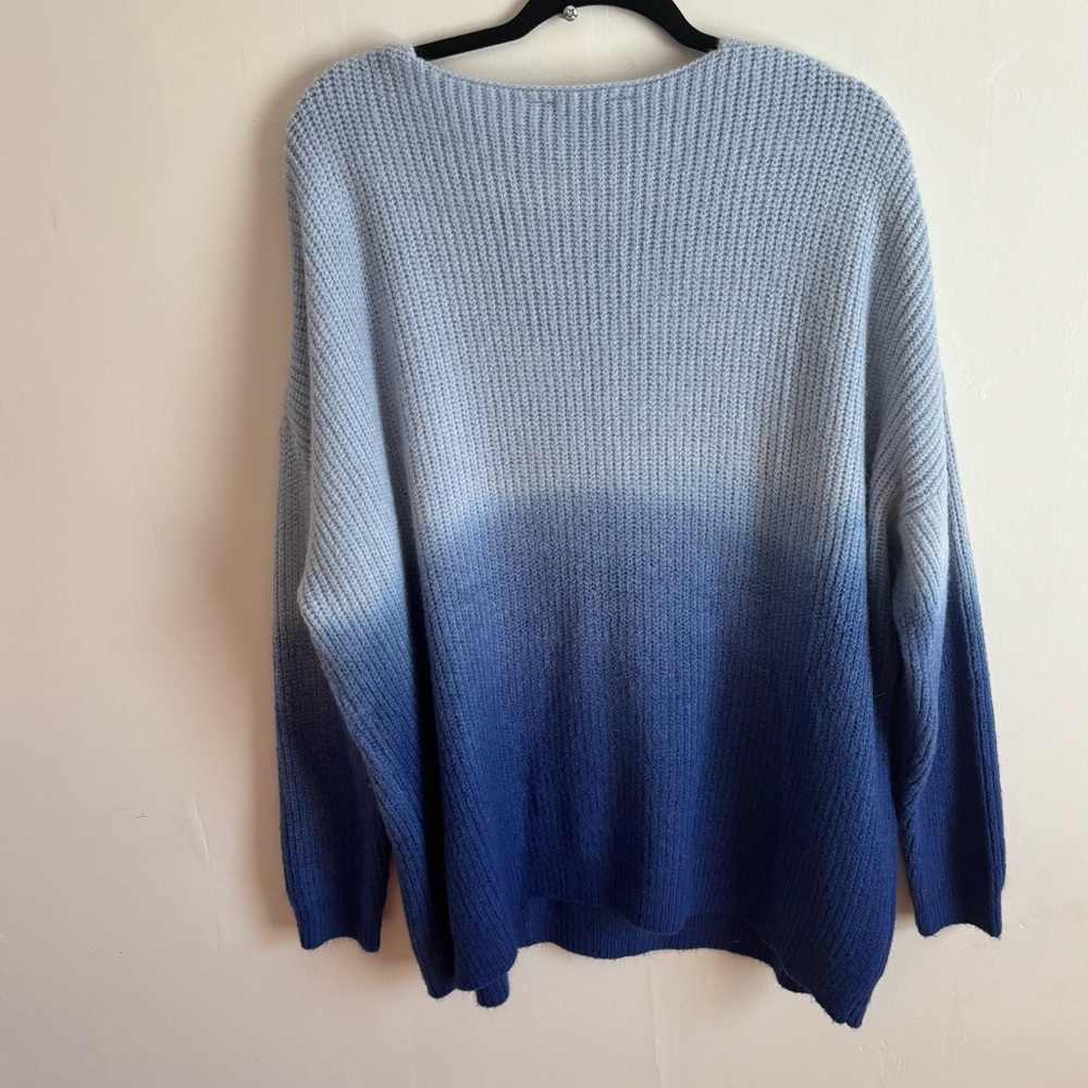 🦋 Davi & Dani Sweater 🦋 - Picture 2 of 4